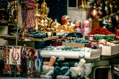 Şehir merkezindeki turistler için bir hediyelik eşya dükkanında satılan dekoratif eşyalar.