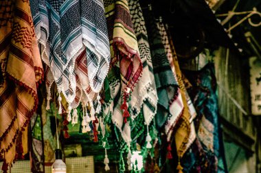 Şehir merkezindeki turistler için bir hediyelik eşya dükkanında satılan dekoratif eşyalar.