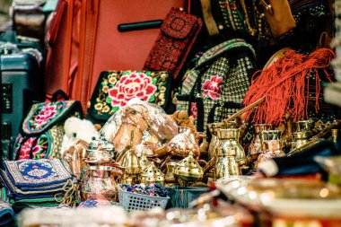 Şehir merkezindeki turistler için bir hediyelik eşya dükkanında satılan dekoratif eşyalar.
