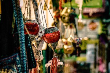 Şehir merkezindeki turistler için bir hediyelik eşya dükkanında satılan dekoratif eşyalar.