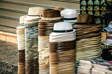 Şehir merkezindeki turistler için bir hediyelik eşya dükkanında satılan dekoratif eşyalar.