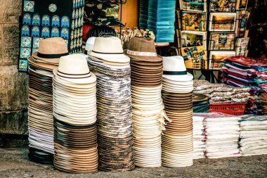 Şehir merkezindeki turistler için bir hediyelik eşya dükkanında satılan dekoratif eşyalar.