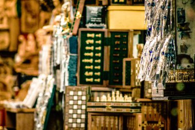 Şehir merkezindeki turistler için bir hediyelik eşya dükkanında satılan dekoratif eşyalar.