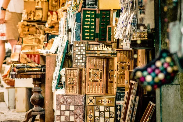 시내에 관광객을 기념품 가게에서 판매되는 장식용 물품의 — 스톡 사진