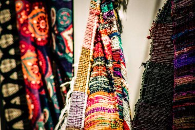 Şehir merkezindeki turistler için bir hediyelik eşya dükkanında satılan dekoratif eşyalar.