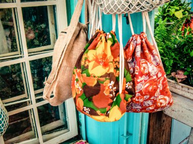 Şehir merkezindeki turistler için bir hediyelik eşya dükkanında satılan dekoratif eşyalar.