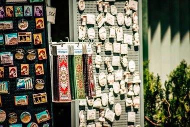 Şehir merkezindeki turistler için bir hediyelik eşya dükkanında satılan dekoratif eşyalar.