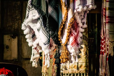 Şehir merkezindeki turistler için bir hediyelik eşya dükkanında satılan dekoratif eşyalar.