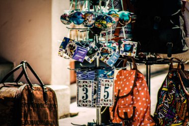 Şehir merkezindeki turistler için bir hediyelik eşya dükkanında satılan dekoratif eşyalar.