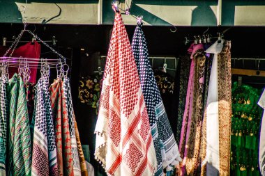 Şehir merkezindeki turistler için bir hediyelik eşya dükkanında satılan dekoratif eşyalar.