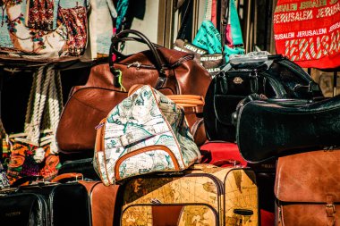 Şehir merkezindeki turistler için bir hediyelik eşya dükkanında satılan dekoratif eşyalar.