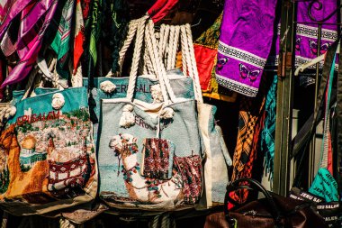 Şehir merkezindeki turistler için bir hediyelik eşya dükkanında satılan dekoratif eşyalar.