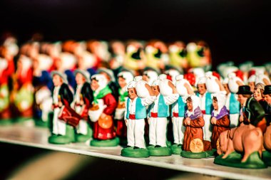 Şehir merkezindeki turistler için bir hediyelik eşya dükkanında satılan dekoratif eşyalar.