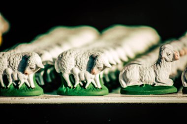 Şehir merkezindeki turistler için bir hediyelik eşya dükkanında satılan dekoratif eşyalar.