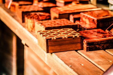 Şehir merkezindeki turistler için bir hediyelik eşya dükkanında satılan dekoratif eşyalar.