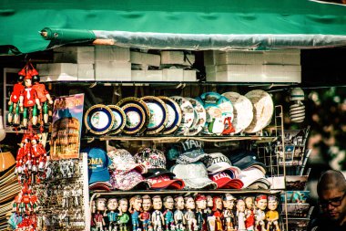 Şehir merkezindeki turistler için bir hediyelik eşya dükkanında satılan dekoratif eşyalar.