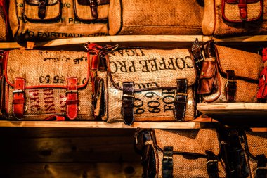 Şehir merkezindeki turistler için bir hediyelik eşya dükkanında satılan dekoratif eşyalar.