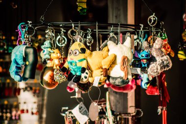 Şehir merkezindeki turistler için bir hediyelik eşya dükkanında satılan dekoratif eşyalar.