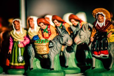 Şehir merkezindeki turistler için bir hediyelik eşya dükkanında satılan dekoratif eşyalar.