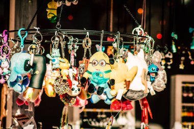 Şehir merkezindeki turistler için bir hediyelik eşya dükkanında satılan dekoratif eşyalar.