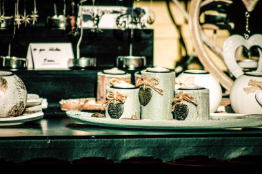 Şehir merkezindeki turistler için bir hediyelik eşya dükkanında satılan dekoratif eşyalar.