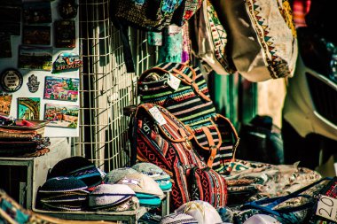 Şehir merkezindeki turistler için bir hediyelik eşya dükkanında satılan dekoratif eşyalar.