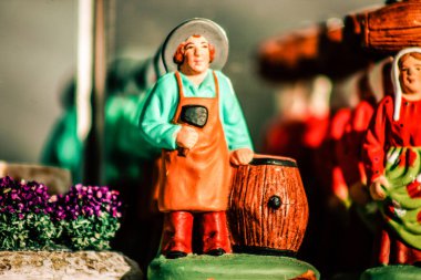 Şehir merkezindeki turistler için bir hediyelik eşya dükkanında satılan dekoratif eşyalar.