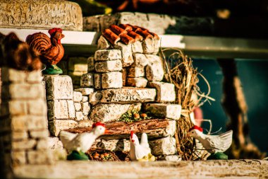 Şehir merkezindeki turistler için bir hediyelik eşya dükkanında satılan dekoratif eşyalar.