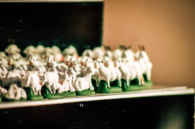 Şehir merkezindeki turistler için bir hediyelik eşya dükkanında satılan dekoratif eşyalar.