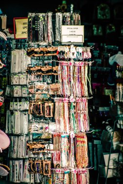 Şehir merkezindeki turistler için bir hediyelik eşya dükkanında satılan dekoratif eşyalar.