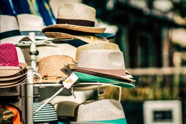 Şehir merkezindeki turistler için bir hediyelik eşya dükkanında satılan dekoratif eşyalar.