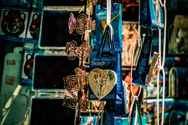 Şehir merkezindeki turistler için bir hediyelik eşya dükkanında satılan dekoratif eşyalar.