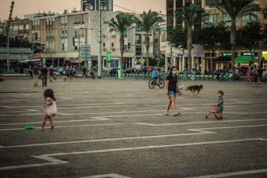 Tel Aviv İsrail 17 Ekim 2020 Koronavirüs salgınına ve kilit altına alınmasına rağmen Tel Aviv Belediye Binası 'nın karşısındaki Rabin Meydanı' nda hükümet politikasına karşı düzenlenen protestoya katılan kimliği belirsiz kişiler