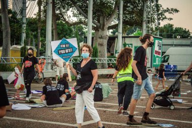 Tel Aviv İsrail 17 Ekim 2020 Koronavirüs salgınına ve kilit altına alınmasına rağmen Tel Aviv Belediye Binası 'nın karşısındaki Rabin Meydanı' nda hükümet politikasına karşı düzenlenen protestoya katılan kimliği belirsiz kişiler