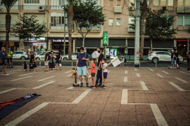 Tel Aviv İsrail 17 Ekim 2020 Koronavirüs salgınına ve kilit altına alınmasına rağmen Tel Aviv Belediye Binası 'nın karşısındaki Rabin Meydanı' nda hükümet politikasına karşı düzenlenen protestoya katılan kimliği belirsiz kişiler