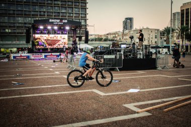 Tel Aviv İsrail 17 Ekim 2020 Koronavirüs salgınına ve kilit altına alınmasına rağmen Tel Aviv Belediye Binası 'nın karşısındaki Rabin Meydanı' nda hükümet politikasına karşı düzenlenen protestoya katılan kimliği belirsiz kişiler