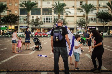 Tel Aviv İsrail 17 Ekim 2020 Koronavirüs salgınına ve kilit altına alınmasına rağmen Tel Aviv Belediye Binası 'nın karşısındaki Rabin Meydanı' nda hükümet politikasına karşı düzenlenen protestoya katılan kimliği belirsiz kişiler