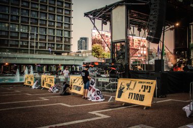 Tel Aviv İsrail 17 Ekim 2020 Koronavirüs salgınına ve kilit altına alınmasına rağmen Tel Aviv Belediye Binası 'nın karşısındaki Rabin Meydanı' nda hükümet politikasına karşı düzenlenen protestoya katılan kimliği belirsiz kişiler