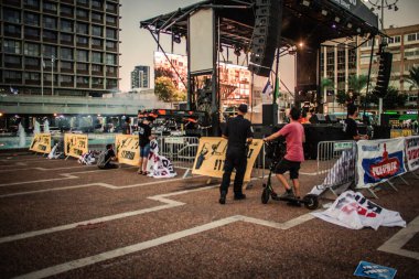 Tel Aviv İsrail 17 Ekim 2020 Koronavirüs salgınına ve kilit altına alınmasına rağmen Tel Aviv Belediye Binası 'nın karşısındaki Rabin Meydanı' nda hükümet politikasına karşı düzenlenen protestoya katılan kimliği belirsiz kişiler