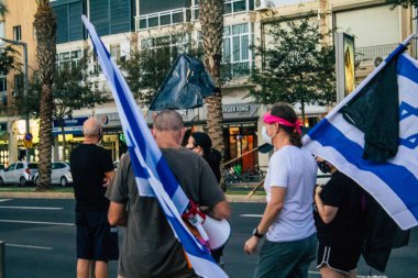 Tel Aviv İsrail 17 Ekim 2020 Koronavirüs salgınına ve kilit altına alınmasına rağmen Tel Aviv Belediye Binası 'nın karşısındaki Rabin Meydanı' nda hükümet politikasına karşı düzenlenen protestoya katılan kimliği belirsiz kişiler