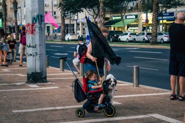 Tel Aviv İsrail 17 Ekim 2020 Koronavirüs salgınına ve kilit altına alınmasına rağmen Tel Aviv Belediye Binası 'nın karşısındaki Rabin Meydanı' nda hükümet politikasına karşı düzenlenen protestoya katılan kimliği belirsiz kişiler