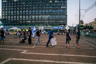 Tel Aviv İsrail 17 Ekim 2020 Koronavirüs salgınına ve kilit altına alınmasına rağmen Tel Aviv Belediye Binası 'nın karşısındaki Rabin Meydanı' nda hükümet politikasına karşı düzenlenen protestoya katılan kimliği belirsiz kişiler