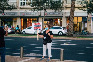 Tel Aviv İsrail 17 Ekim 2020 Koronavirüs salgınına ve kilit altına alınmasına rağmen Tel Aviv Belediye Binası 'nın karşısındaki Rabin Meydanı' nda hükümet politikasına karşı düzenlenen protestoya katılan kimliği belirsiz kişiler