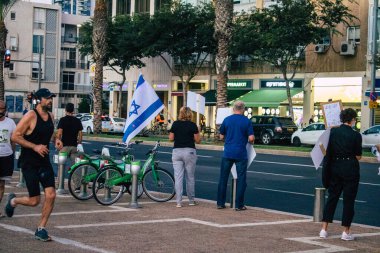 Tel Aviv İsrail 17 Ekim 2020 Koronavirüs salgınına ve kilit altına alınmasına rağmen Tel Aviv Belediye Binası 'nın karşısındaki Rabin Meydanı' nda hükümet politikasına karşı düzenlenen protestoya katılan kimliği belirsiz kişiler