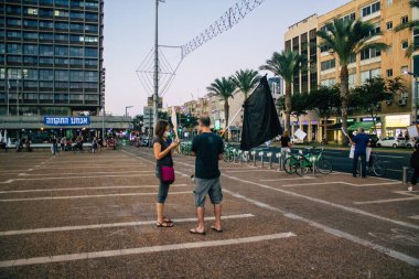Tel Aviv İsrail 17 Ekim 2020 Koronavirüs salgınına ve kilit altına alınmasına rağmen Tel Aviv Belediye Binası 'nın karşısındaki Rabin Meydanı' nda hükümet politikasına karşı düzenlenen protestoya katılan kimliği belirsiz kişiler