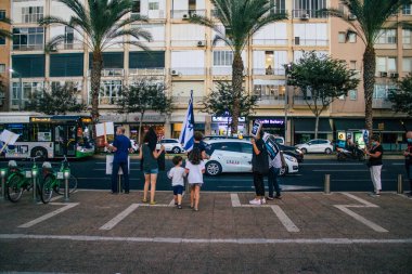 Tel Aviv İsrail 17 Ekim 2020 Koronavirüs salgınına ve kilit altına alınmasına rağmen Tel Aviv Belediye Binası 'nın karşısındaki Rabin Meydanı' nda hükümet politikasına karşı düzenlenen protestoya katılan kimliği belirsiz kişiler