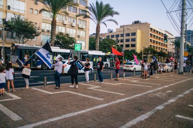 Tel Aviv İsrail 17 Ekim 2020 Koronavirüs salgınına ve kilit altına alınmasına rağmen Tel Aviv Belediye Binası 'nın karşısındaki Rabin Meydanı' nda hükümet politikasına karşı düzenlenen protestoya katılan kimliği belirsiz kişiler