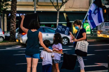 Tel Aviv İsrail 17 Ekim 2020 Koronavirüs salgınına ve kilit altına alınmasına rağmen Tel Aviv Belediye Binası 'nın karşısındaki Rabin Meydanı' nda hükümet politikasına karşı düzenlenen protestoya katılan kimliği belirsiz kişiler