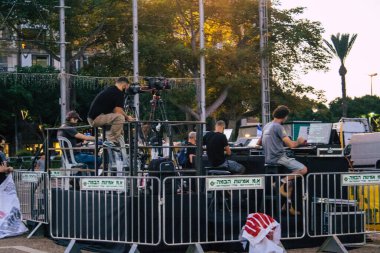 Tel Aviv İsrail 17 Ekim 2020 Koronavirüs salgınına ve kilit altına alınmasına rağmen Tel Aviv Belediye Binası 'nın karşısındaki Rabin Meydanı' nda hükümet politikasına karşı düzenlenen protestoya katılan kimliği belirsiz kişiler