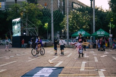 Tel Aviv İsrail 17 Ekim 2020 Koronavirüs salgınına ve kilit altına alınmasına rağmen Tel Aviv Belediye Binası 'nın karşısındaki Rabin Meydanı' nda hükümet politikasına karşı düzenlenen protestoya katılan kimliği belirsiz kişiler